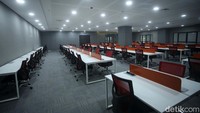 Salah satunya ruang media center.