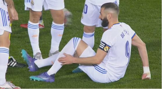 Karim Benzema saat membela Real Madrid melawan Mallorca, Senin (14/3/2022).