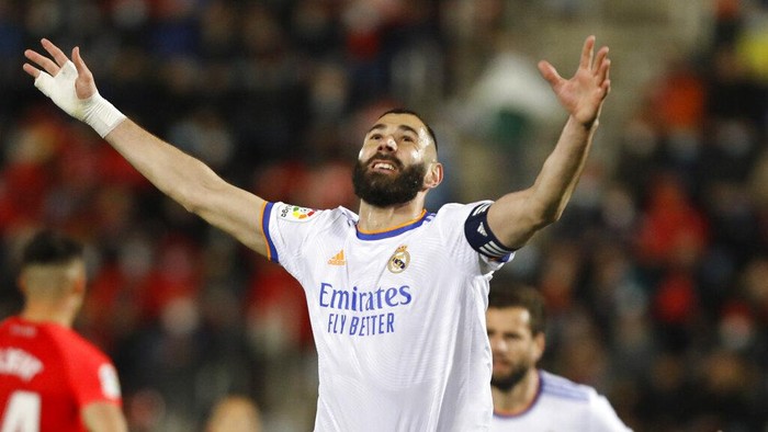 Real Madrids Karim Benzema shoots to score his sides second goal with a penalty kick during a Spanish La Liga soccer match between Mallorca and Real Madrid in Palma de Mallorca, Spain, Monday, March 14, 2022. (AP Photo/Francisco Ubilla)