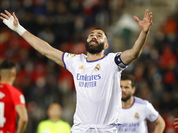 Real Madrid's Karim Benzema shoots to score his side's second goal with a penalty kick during a Spanish La Liga soccer match between Mallorca and Real Madrid in Palma de Mallorca, Spain, Monday, March 14, 2022. (AP Photo/Francisco Ubilla)