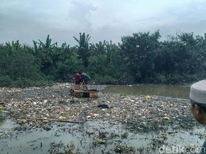 Mayat Bayi Ditemukan di Tumpukan Sampah Sungai Citarum Lama