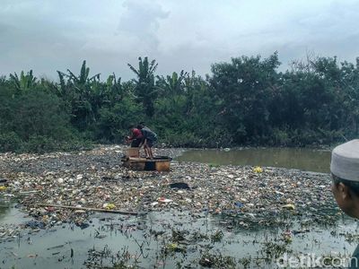 Mayat Bayi Ditemukan di Tumpukan Sampah Sungai Citarum Lama