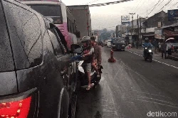 Arus Lalin Sukabumi-Bogor Padat Imbas Truk Terperosok di Jembatan KA