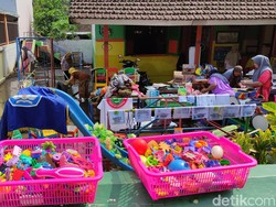 Petugas Bersihkan Puluhan Rumah-Sekolah Terdampak Banjir Lumpur Malang
