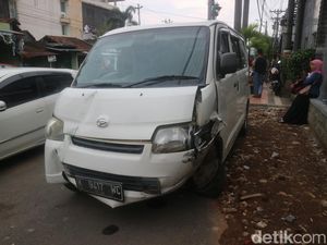 Brak! Mobil Tabrak Tiang Listrik-Terguling di Kudus