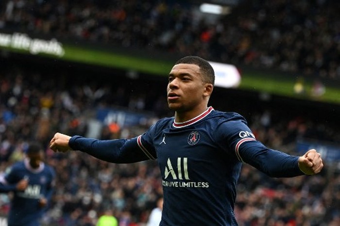 Paris Saint-Germain's French forward Kylian Mbappe celebrates scoring his team's first goal during the French L1 football match between Paris-Saint Germain (PSG) and Girondins de Bordeaux at The Parc des Princes Stadium, in Paris on March 13, 2022. (Photo by Alain JOCARD / AFP)