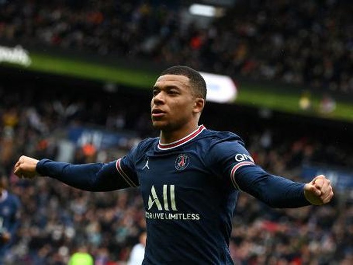 Paris Saint-Germain's French forward Kylian Mbappe celebrates scoring his team's first goal during the French L1 football match between Paris-Saint Germain (PSG) and Girondins de Bordeaux at The Parc des Princes Stadium, in Paris on March 13, 2022. (Photo by Alain JOCARD / AFP)