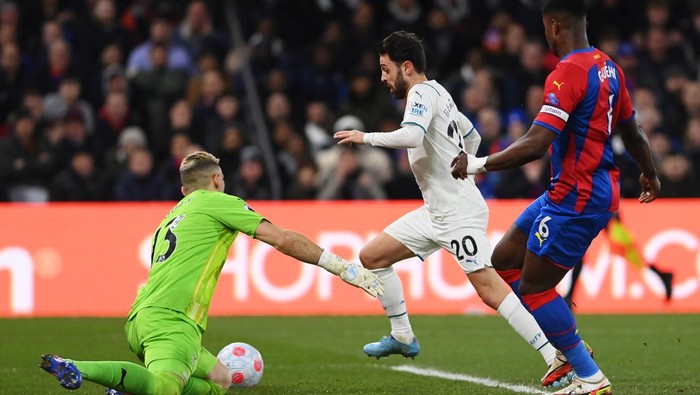 LONDON, ENGLAND - MARCH 14: Bernardo Silva of Manchester City takes the ball past a challenge from Vicente Guaita of Crystal Palace during the Premier League match between Crystal Palace and Manchester City at Selhurst Park on March 14, 2022 in London, England. (Photo by Justin Setterfield/Getty Images)