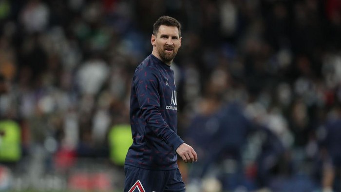 MADRID, SPAIN - MARCH 09: Lionel Messi of Paris Saint-Germain reacts as he warms up before the UEFA Champions League Round Of Sixteen Leg Two match between Real Madrid and Paris Saint-Germain at Estadio Santiago Bernabeu on March 09, 2022 in Madrid, Spain. (Photo by Gonzalo Arroyo Moreno/Getty Images)