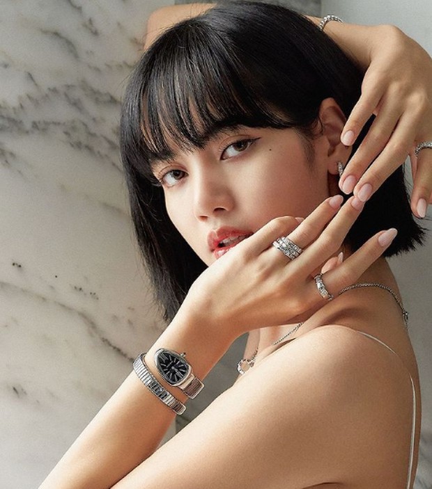 Menjadi brand ambassador Bvlgari, Lisa Blackpink memamerkan koleksi Bvlgari Serpenti Tubogas Watch