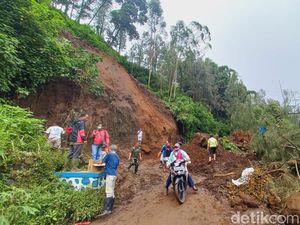 Tebing Setinggi 25 Meter Longsor, Akses Jalur Wisata Bromo Sempat Tertutup Total Tebing Setinggi 25 Meter Longsor, Akses Jalur Wisata Bromo Sempat Tertutup Total