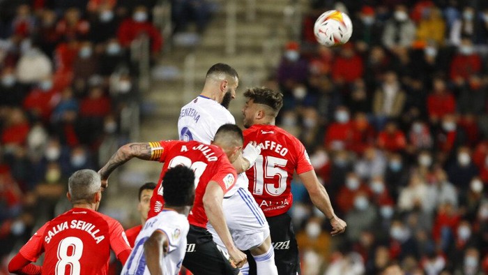Madrid Nyaman di Puncak Klasemen Usai Bantai Mallorca Real Madrid's Karim Benzema shoots to score his side's second goal with a penalty kick during a Spanish La Liga soccer match between Mallorca and Real Madrid in Palma de Mallorca, Spain, Monday, March 14, 2022. (AP Photo/Francisco Ubilla)