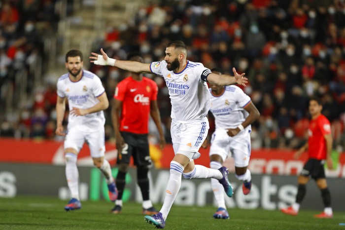 Madrid Nyaman di Puncak Klasemen Usai Bantai Mallorca Real Madrid's Karim Benzema shoots to score his side's second goal with a penalty kick during a Spanish La Liga soccer match between Mallorca and Real Madrid in Palma de Mallorca, Spain, Monday, March 14, 2022. (AP Photo/Francisco Ubilla)