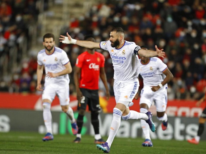 Real Madrid's Karim Benzema shoots to score his side's second goal with a penalty kick during a Spanish La Liga soccer match between Mallorca and Real Madrid in Palma de Mallorca, Spain, Monday, March 14, 2022. (AP Photo/Francisco Ubilla)