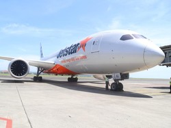 Tak Ada Kursi Roda, Wanita Ini Merangkak di Lantai Pesawat