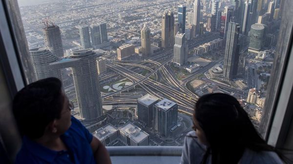 Menikmati Kota Dubai dari Burj Khalifa