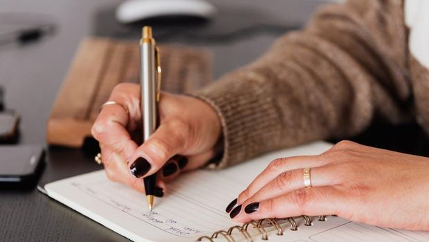 Menulis jurnal juga bermanfaat dalam menurunkan kecemasan berlebih.