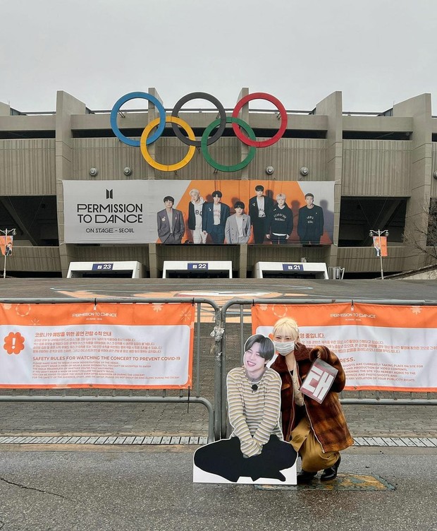 @minhxhax K-Army yang berpose bersama standy Jimin/instagram.com/minhxhax Seorang K-ARMY membagikan momen saat mennton PTD in Seoul. Ia show off outfitnya saat berpose bersama standy Jimin didepan satdium Olympic.