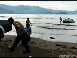 Mobil Sedan Ini Terjebak Pasir dan Nyaris Terbawa Ombak Pantai Cengkrong