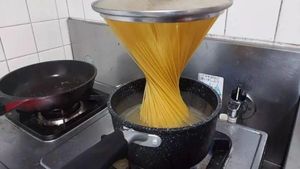 10 Momen Kocak saat Masak Pasta Ini Bikin Ngakak