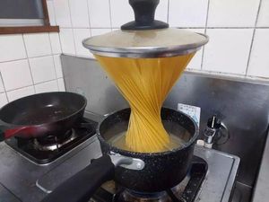10 Momen Kocak saat Masak Pasta Ini Bikin Ngakak