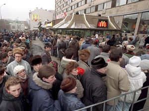 Momen Warga Moskow Serbu McDonalds Saat Pertama Buka di Uni Soviet