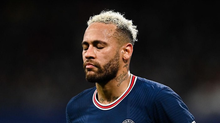MADRID, SPAIN - MARCH 09: Neymar of Paris Saint-Germain shows his dejection during the UEFA Champions League Round Of Sixteen Leg Two match between Real Madrid and Paris Saint-Germain at Estadio Santiago Bernabeu on March 09, 2022 in Madrid, Spain. (Photo by David Ramos/Getty Images)