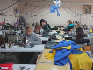 Geliat Pabrik Pakaian di Lviv Bikin Baju Penghangat untuk Tentara Ukraina Geliat Pabrik Pakaian di Lviv Bikin Baju Penghangat untuk Tentara Ukraina