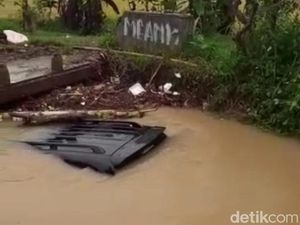 Hindari Genangan, SUV Oleng hingga Nyebur ke Kali Wates Cilacap Hindari Genangan, SUV Oleng hingga Nyebur ke Kali Wates Cilacap