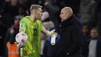 Usai laga, Guaita terlihat dihampiri Pep Guardiola. Manajer Man City itu tampak menekuk wajah. Foto: Action Images via Reuters/ANDREW COULDRIDGE