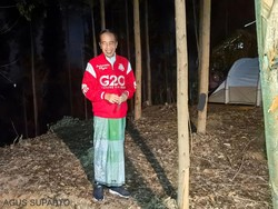Gaya Jokowi Kemah di IKN Bikin Salfok, Padukan Jaket Gaul dan Sarung