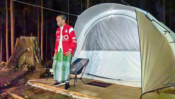 Potret Jokowi Sarungan saat Bermalam di IKN Nusantara