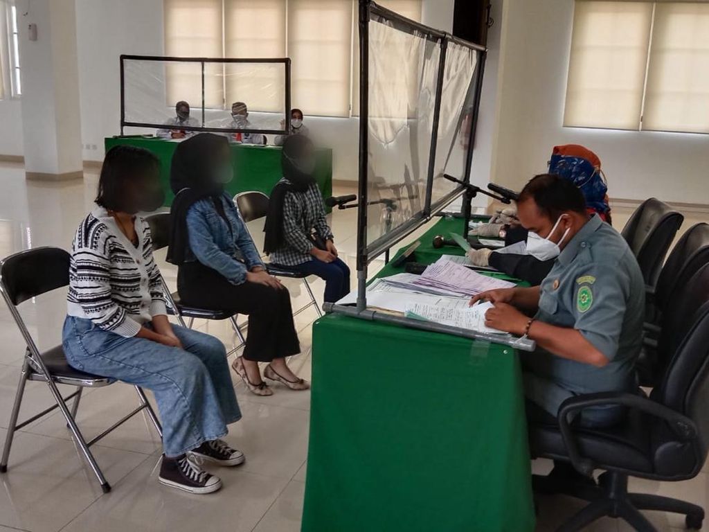 Darurat Prostitusi Online Kota Malang Bikin Camat-Lurah Wajib Unduh MiChat Darurat Prostitusi Online Kota Malang Bikin Camat-Lurah Wajib Unduh MiChat