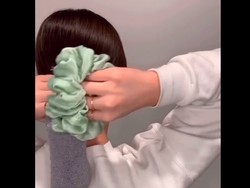 Viral Wanita Merawat Rambut Pakai Kaos Kaki, Hasilnya Bikin Takjub