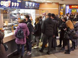 McD di Rusia Bakal Tutup, Warga Antre Beli untuk Terakhir Kali