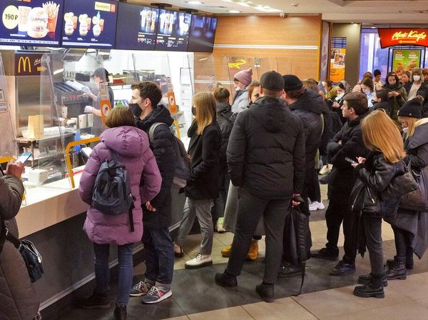 McD di Rusia Bakal Tutup, Warga Antre Beli untuk Terakhir Kali