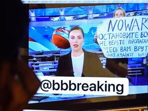 Tolak Perang, Pegawai TV Rusia Tiba-tiba Ganggu Siaran Berita