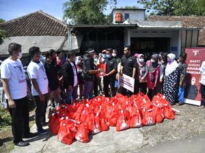 Bagi-bagi Sembako, Relawan Ganjar Galang Dukungan di Jawa Barat