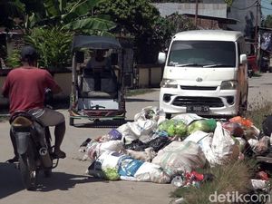 Sampah Menumpuk Dekat SD di Polman, Bau Busuk Ganggu Aktivitas Belajar Siswa Sampah Menumpuk Dekat SD di Polman, Bau Busuk Ganggu Aktivitas Belajar Siswa