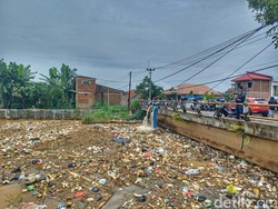 Banjir Baleendah, Sampah Menumpuk di Bawah Jembatan Sungai Cisangkuy