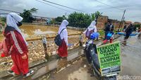 Sampah Menumpuk di Jembatan Sungai Cisangkuy