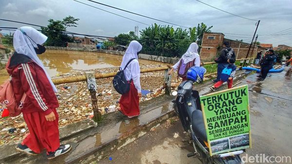 Sampah Menumpuk di Jembatan Sungai Cisangkuy