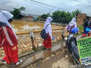 Sampah Menumpuk di Jembatan Sungai Cisangkuy