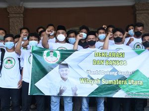 Santri di Sumut Deklarasi Dukung Ganjar & Bagikan Sembako ke Warga