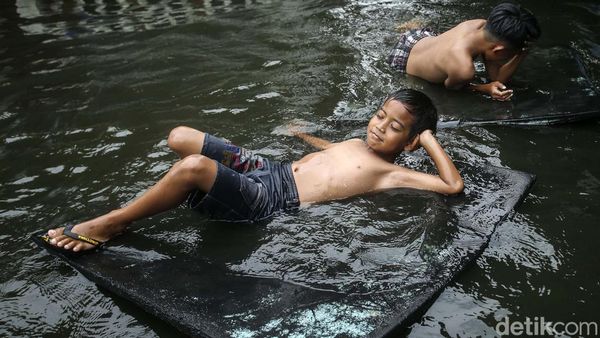 Santuy Dulu di Banjir Duren Sawit