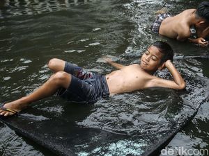 Santuy Dulu di Banjir Duren Sawit