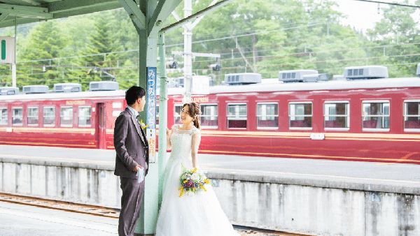 Ide Nih, Resepsi dan Foto-foto di Stasiun Bergaya Retro
