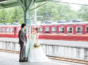 Ide Nih, Resepsi dan Foto-foto di Stasiun Bergaya Retro