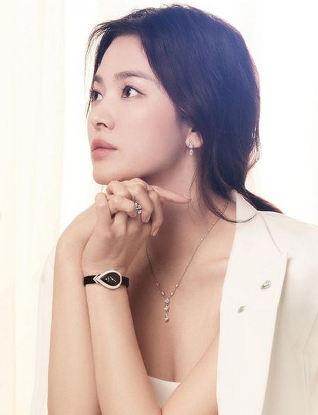Koleksi jam tangan dari Chaumet dipamerkan oleh Song Hye Kyo ketika berakting di drama Now We Are Breaking Up