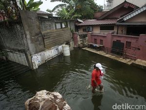 Potret Aktivitas Warga di Tengah Banjir Duren Sawit, Jakarta